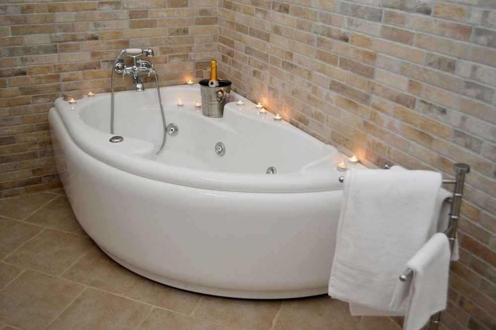 B&B ChiaFè Double Room, Jetted Tub 5