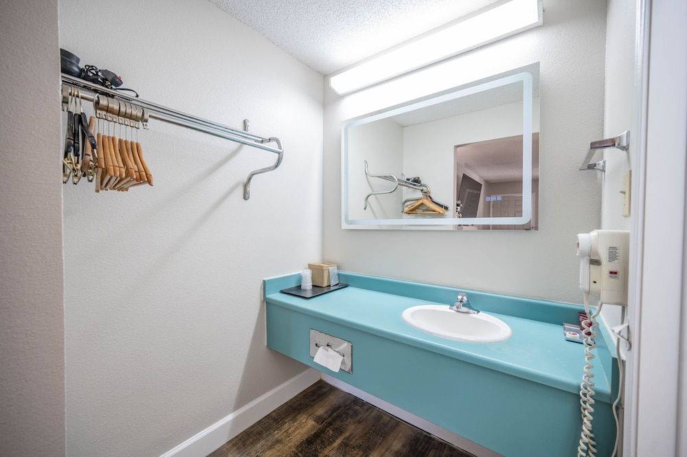 River Oak Inn Family Room, Multiple Beds, Bathtub 3