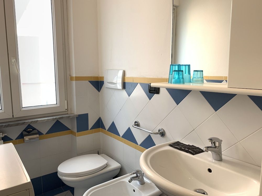 Miramare Apartment, 2 Bedrooms, Sea View (Piazza Colombo 7) 4