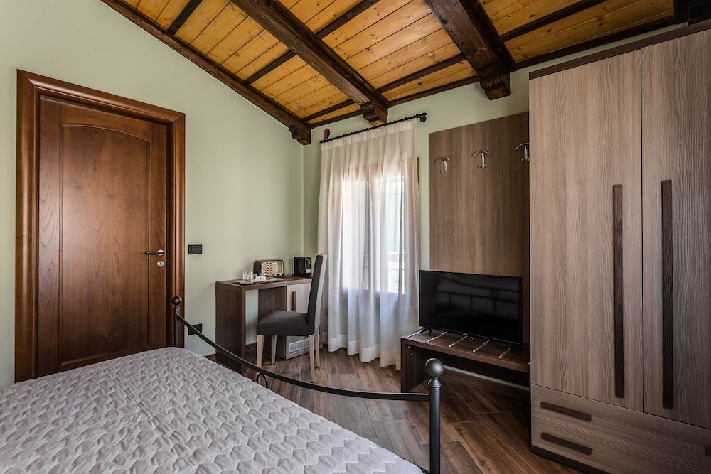 Malatesta Antica Dimora Deluxe Double Room, City View (Porta del Ponte) 7