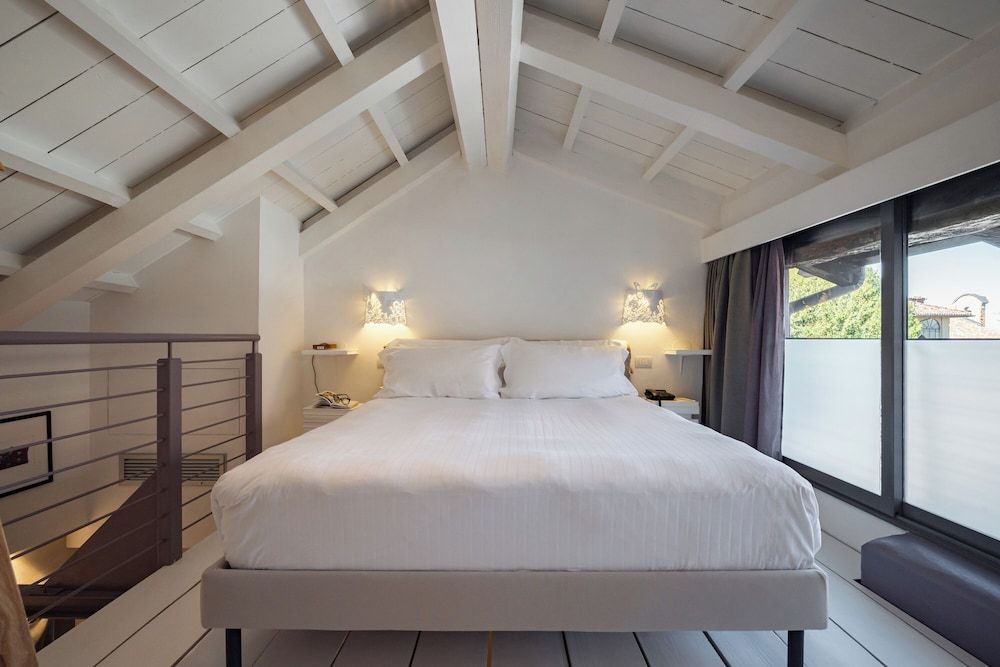 Uve Rooms & Wine Bar Suite 2