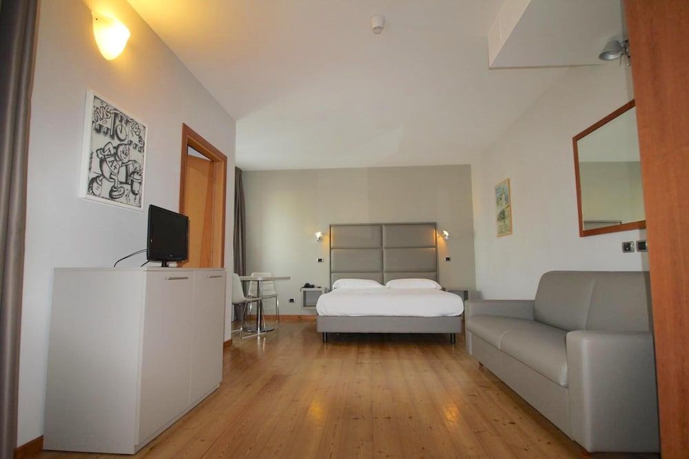 Rubicone Hotel Deluxe Quadruple Room 2