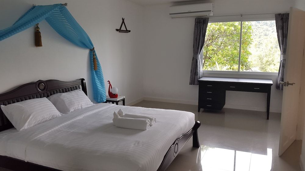 8 Bedrooms Pool Villa