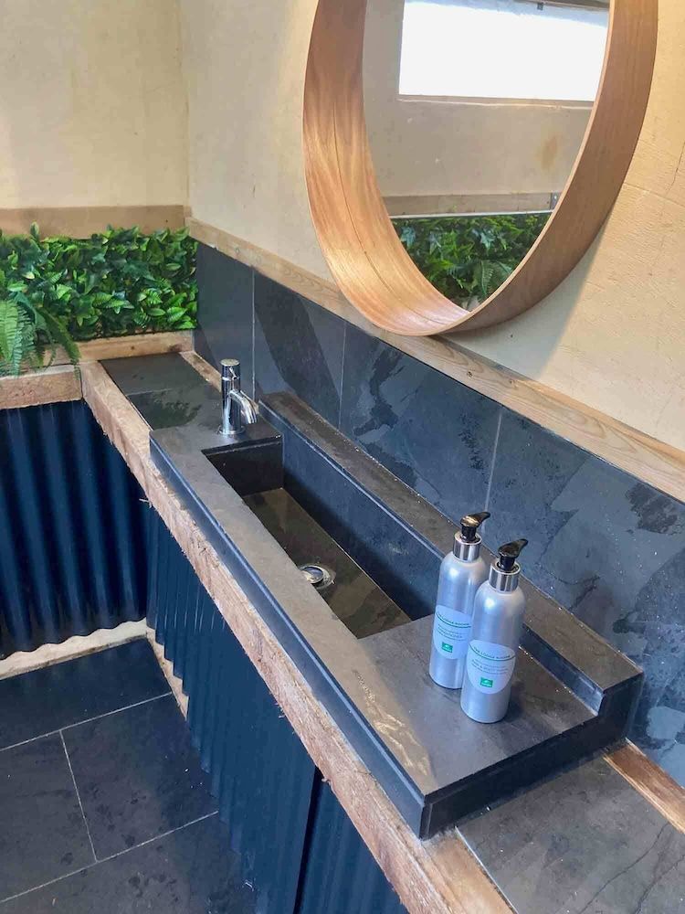 The Lodge Rooms Quadruple Room, Ensuite (The Refuge) 2