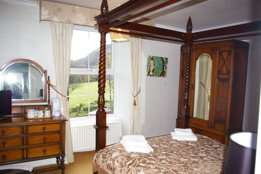 Elen's Castle Hotel Four Poster Room – Mountain View (Room 2) 3