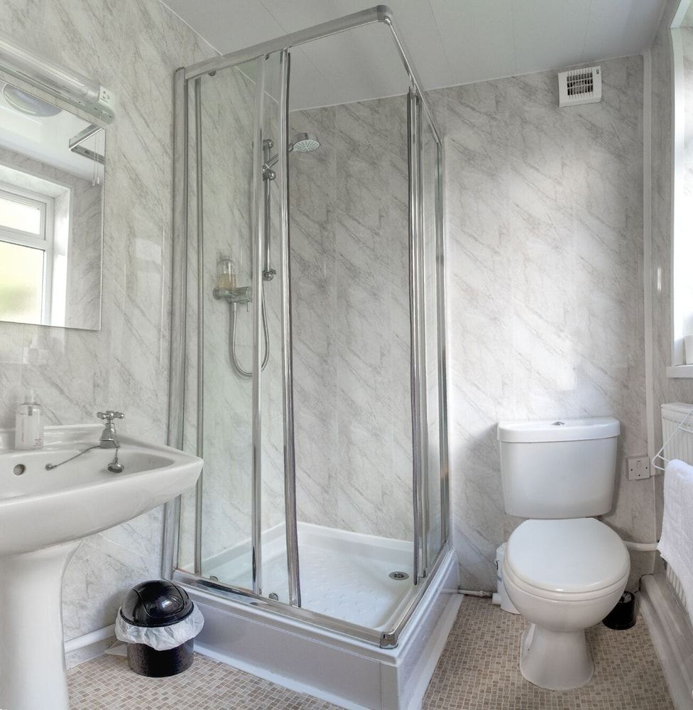 Elen's Castle Hotel Twin Room, 2 Twin Beds, Ensuite ( Room 12) 3