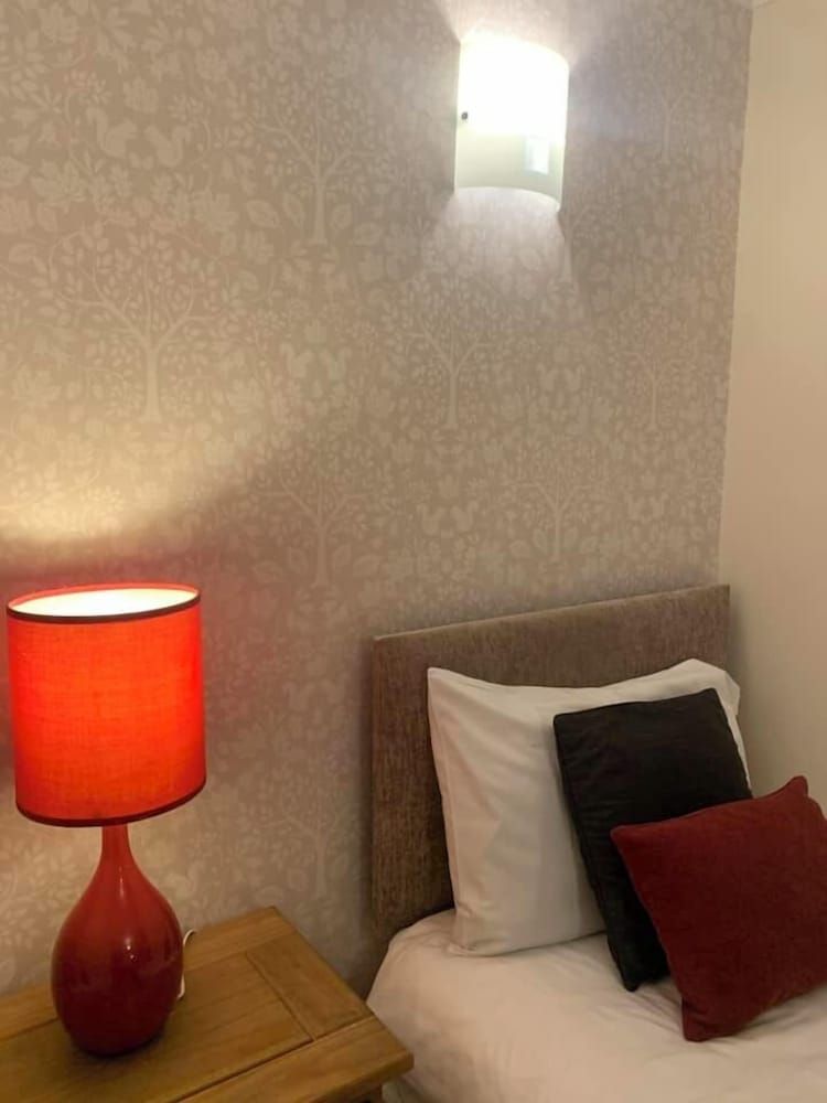 Elen's Castle Hotel Twin Room, 2 Twin Beds, Ensuite ( Room 12) 4