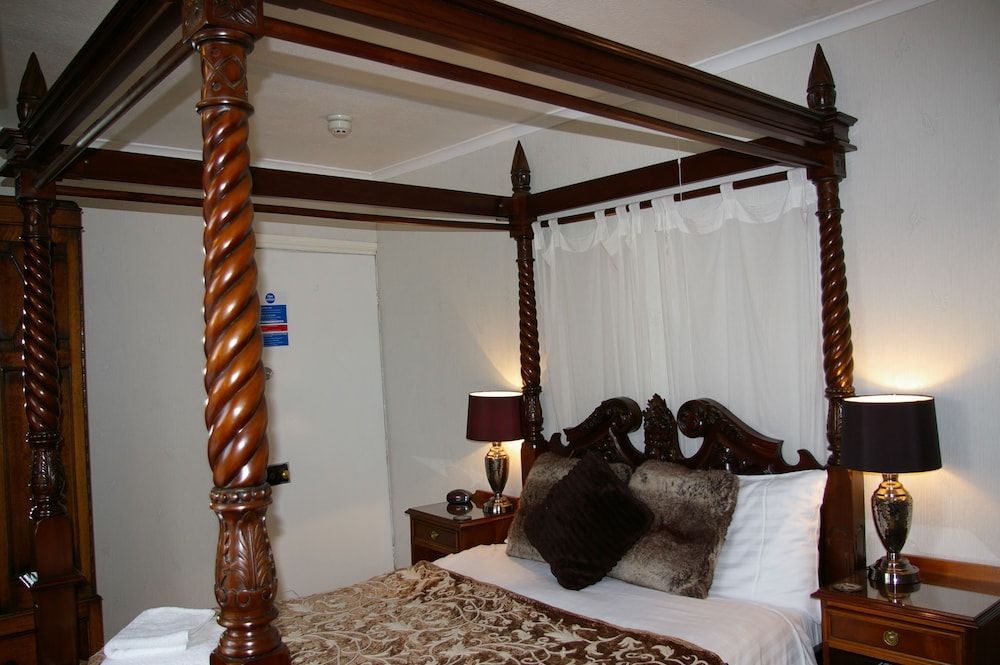Elen's Castle Hotel Four Poster Room – Mountain View (Room 2) 2