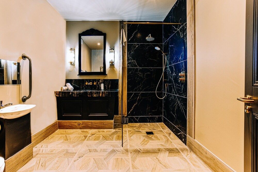 Arthurs Suite, Accessible, Ensuite (Superking & single ) 4