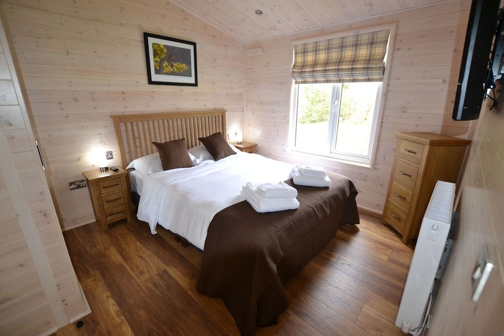 Superior Apartment, Ensuite, Lake View (Sparrowhawk Lodge)