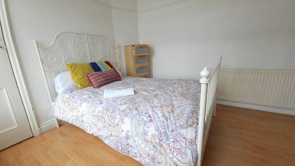 Single Room, Shared Bathroom (Large )