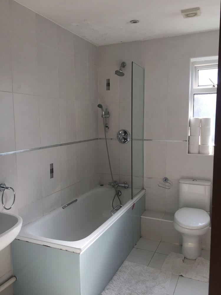 Edgware Bed and Breakfast Comfort Quadruple Room 6