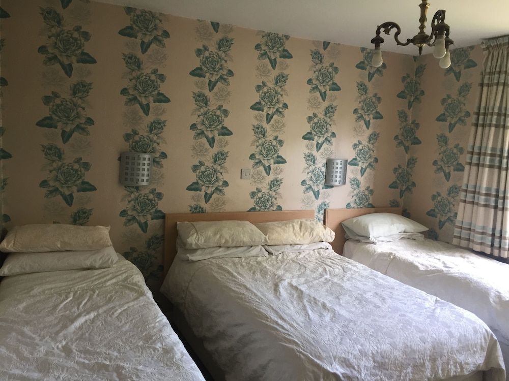 Edgware Bed and Breakfast Comfort Quadruple Room 2