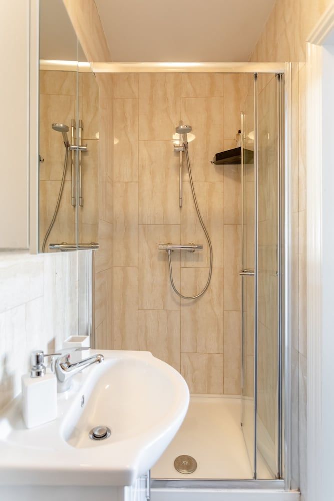 Apple House Wembley Deluxe Double Room, 1 Double Bed, Ensuite 10