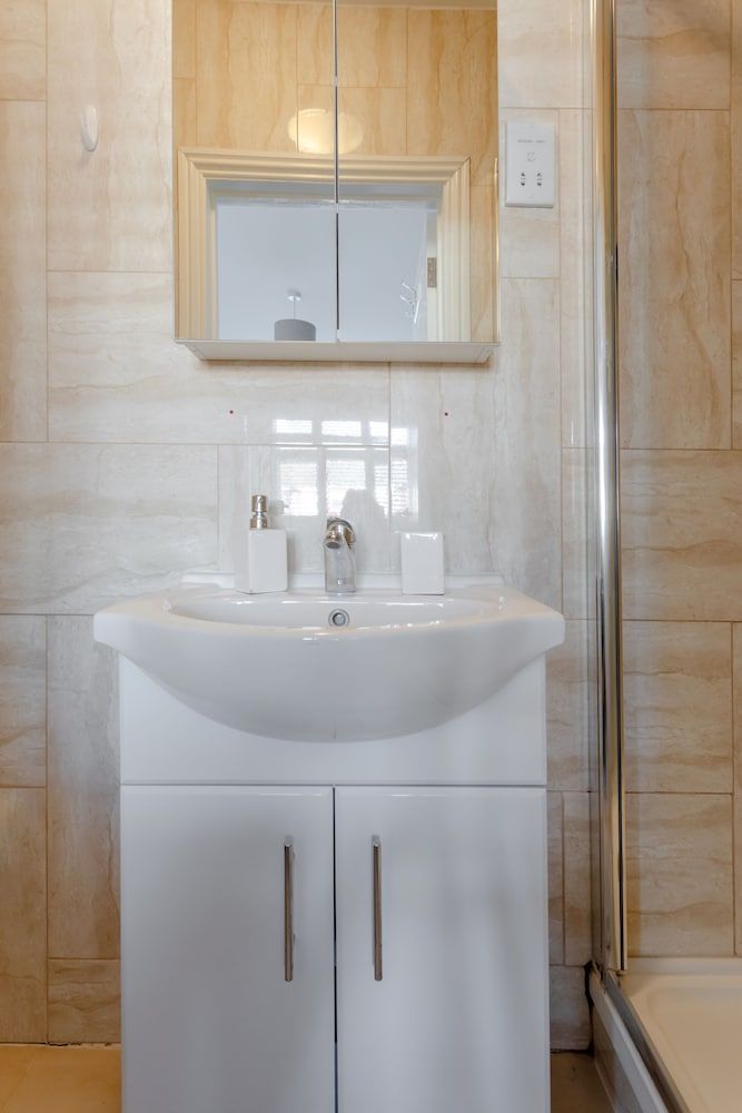 Apple House Wembley Deluxe Double Room, 1 Double Bed, Ensuite 9