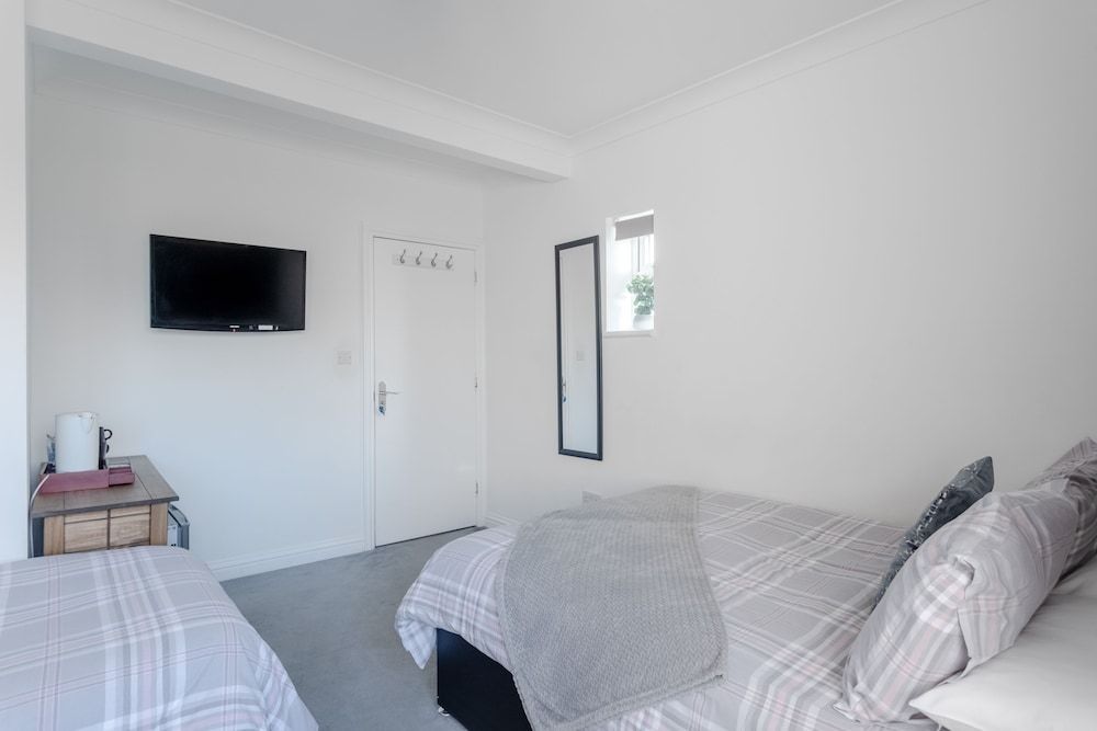 Apple House Wembley Comfort Triple Room, 1 Bedroom, Garden View 4