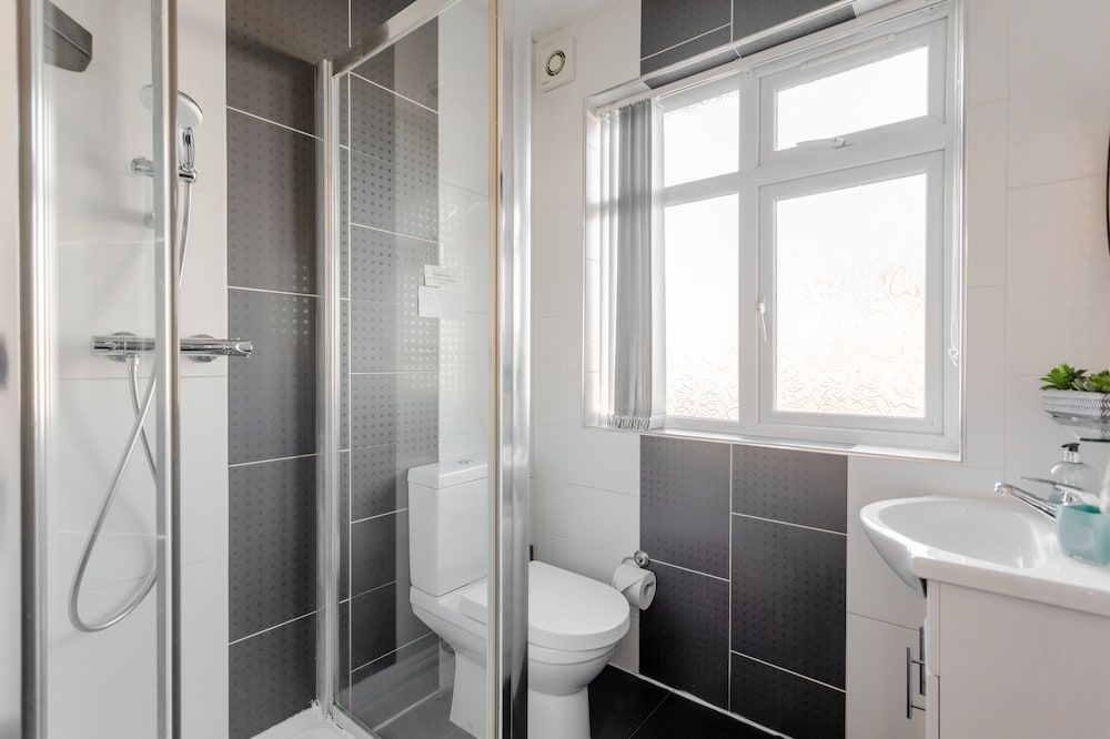 Apple House Wembley Classic Triple Room, Multiple Beds 9