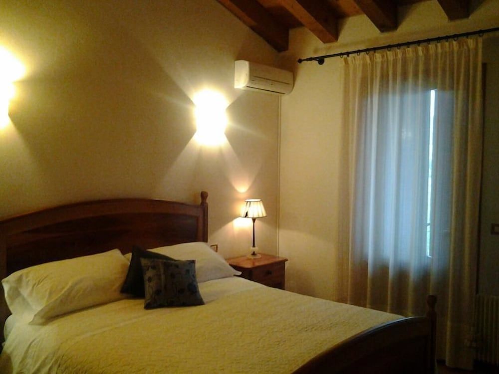 Double Room Single Use, Hill View