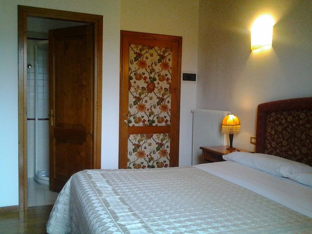 Double Room Single Use, Hill View