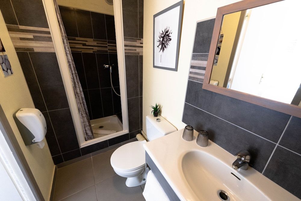 Hôtel du Lion d'or Comfort Room, 1 Queen Bed, Courtyard View 4