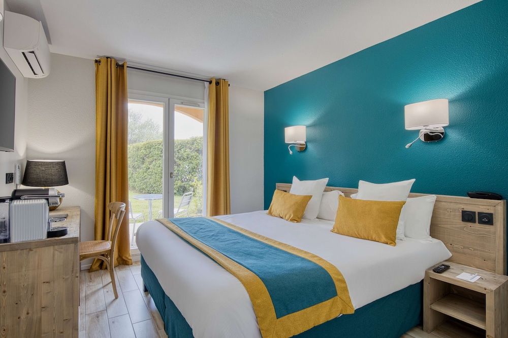 Classic Room, 1 King Bed, Non Smoking, Mountain View