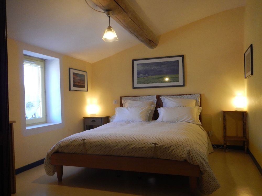 Double Room, 1 Queen Bed (Simiane)