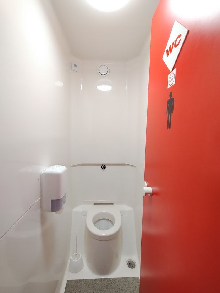 Hotel Thania Basic Triple Room, Shared Bathroom 9