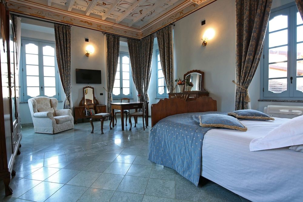 Palazzo del Vicerè Junior Suite, Lake View (La Vista)
