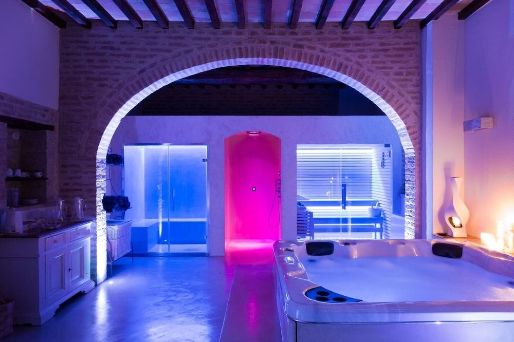 Villa, Jetted Tub (and sauna)