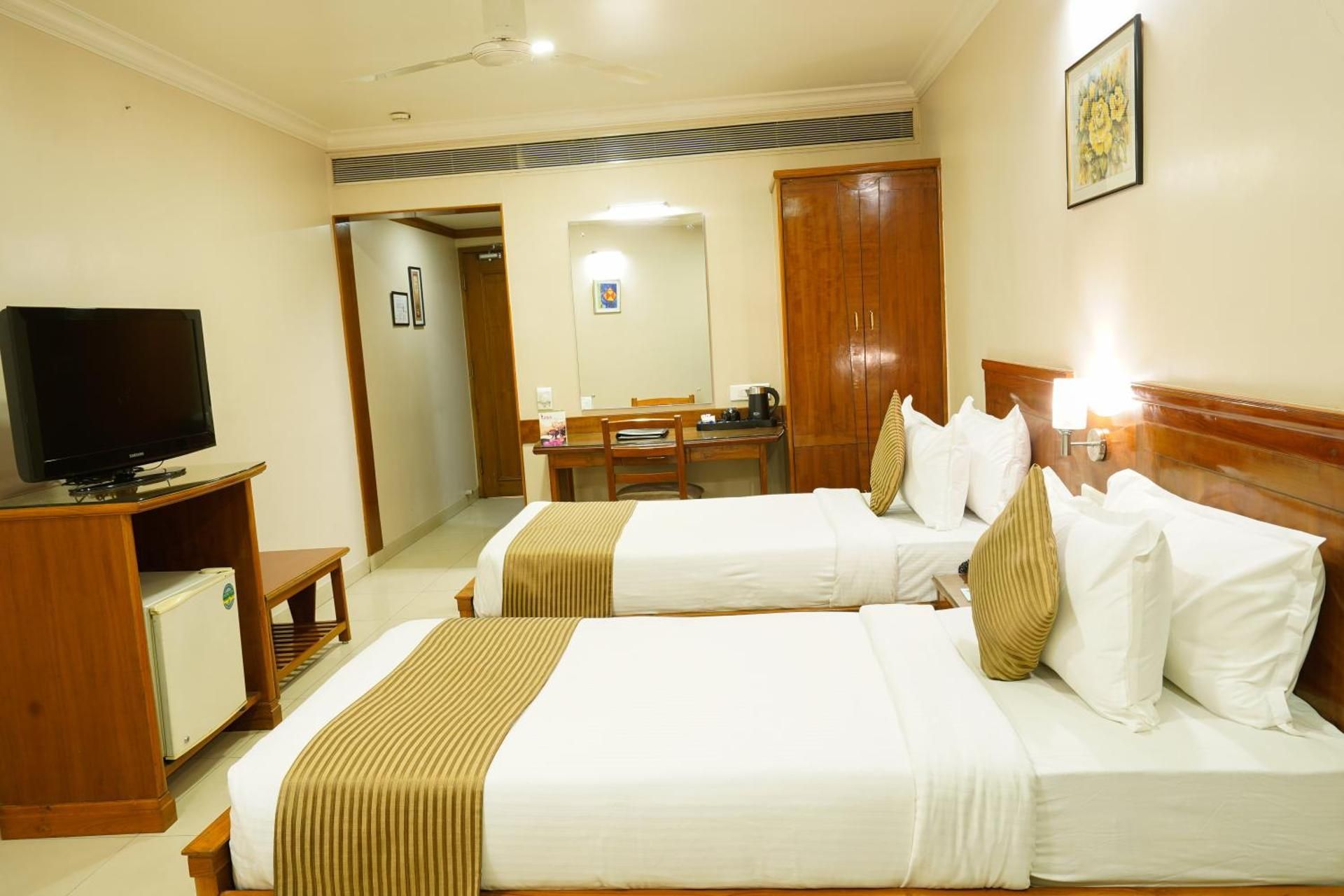 Hotel Mayura Deluxe Room 14