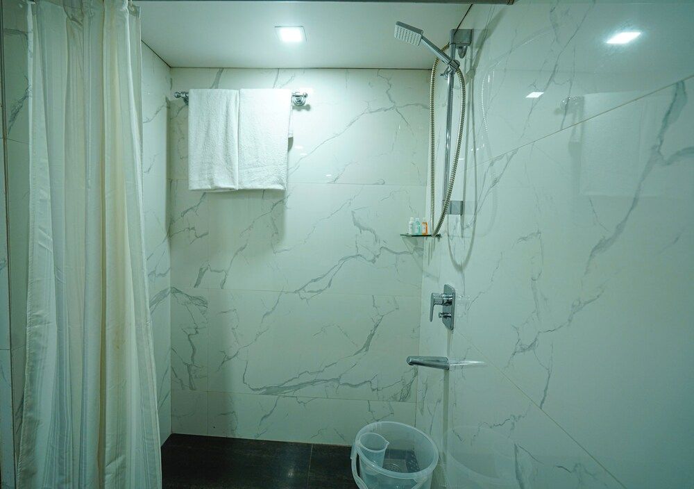 Hotel Mayura Deluxe Room 6