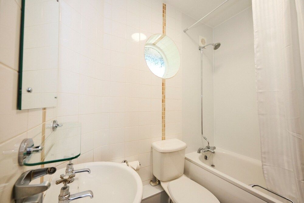 Red Lion Parbold Twin Room 6