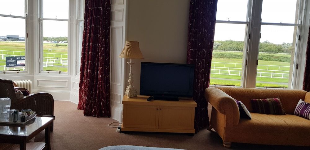 Arden House Family Room, Multiple Beds, Golf View 9