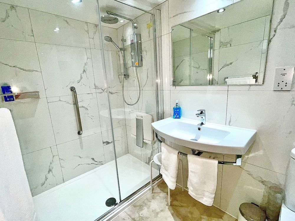 Seafront Apartments Elite Apartment, Accessible, Ensuite (1A) 2