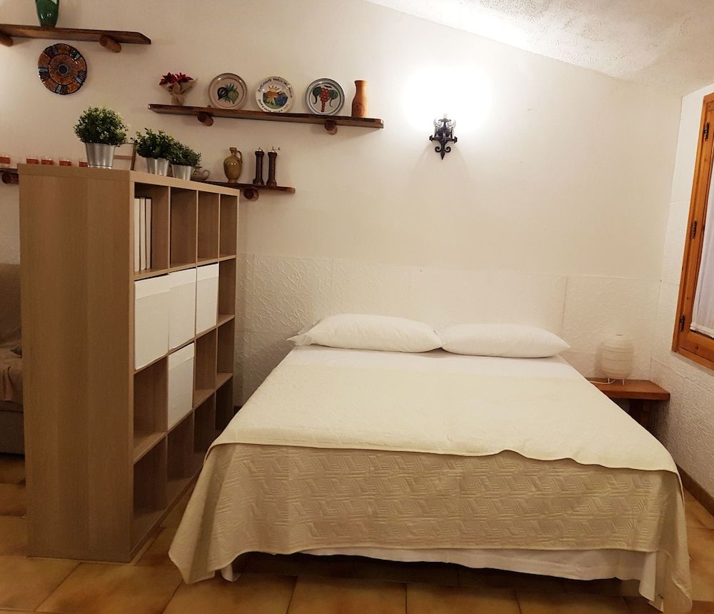 Studio, Multiple Bedrooms, Accessible, Smoking