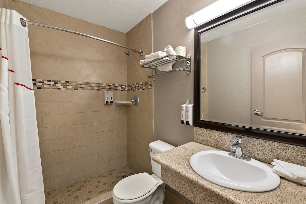 Red Roof Inn Los Angeles – Bellflower Superior Room, 1 King Bed, Smoking 4