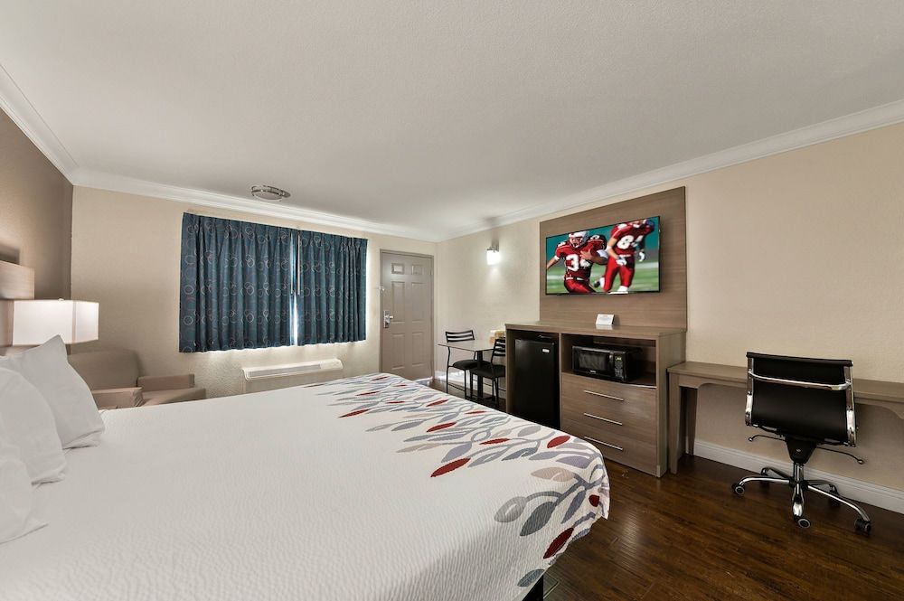 Red Roof Inn Los Angeles – Bellflower Superior Room, 1 King Bed, Smoking 2