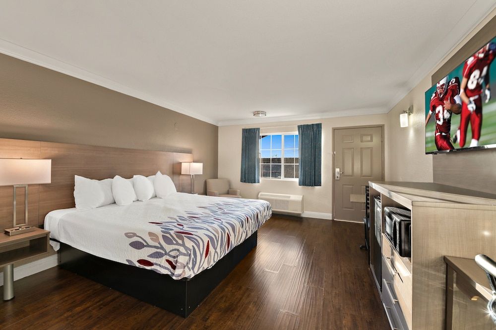 Red Roof Inn Los Angeles – Bellflower Superior Room, 1 King Bed, Smoking 3