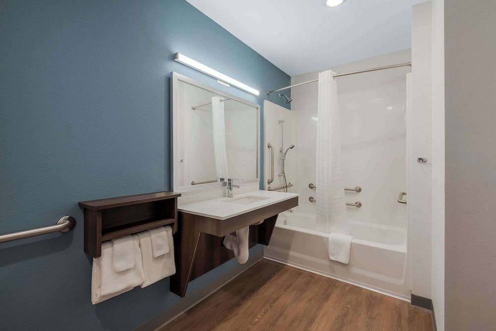 WoodSpring Suites Bellflower - Los Angeles Suite, 1 Queen Bed, Accessible, Non Smoking (Accessible Tub) 4