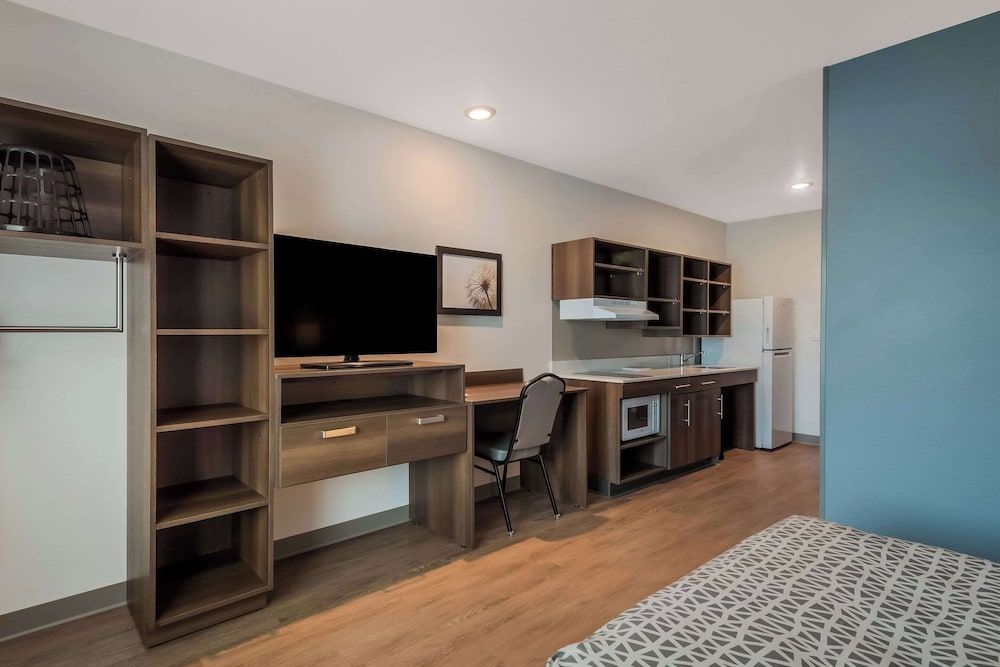 WoodSpring Suites Bellflower - Los Angeles Suite, 1 Queen Bed, Accessible, Non Smoking (Roll-In Shower) 6