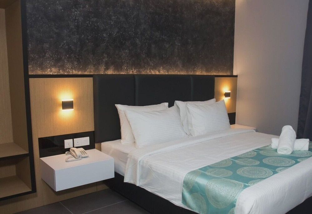 Solid Hotels Deluxe Double Room, 1 King Bed 2