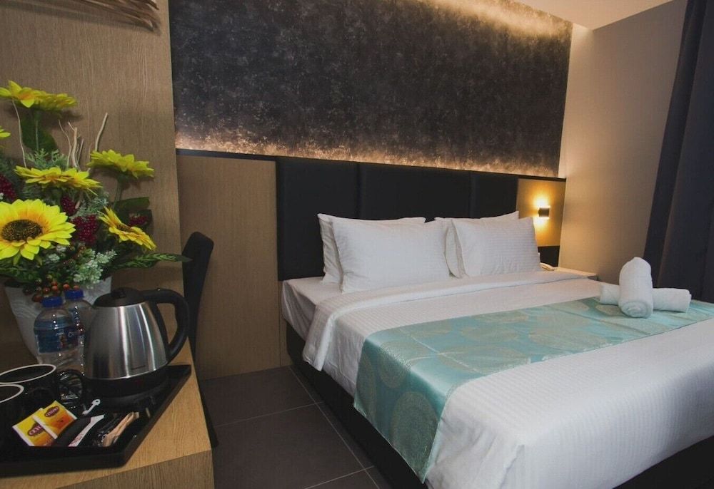 Solid Hotels Deluxe Double Room, 1 King Bed 3