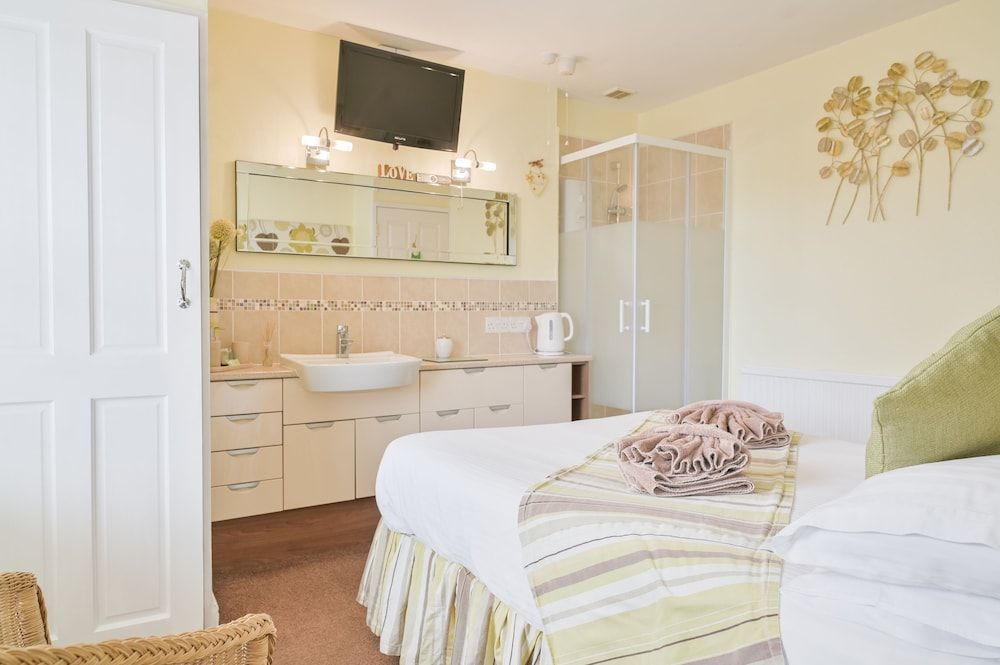 Double: The Green Room (Shower in Room)