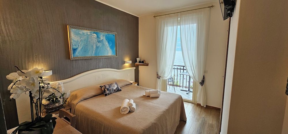 Double or Twin Room, Lake View (Small n.5)