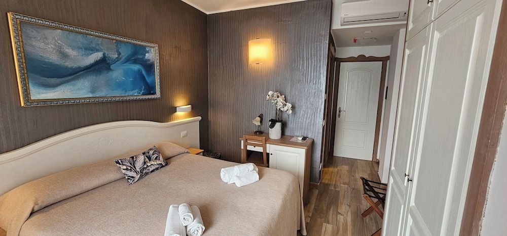 Double or Twin Room, Lake View (Small n.4)