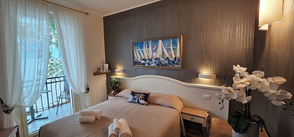 Double or Twin Room, Lake View (Small n.6)