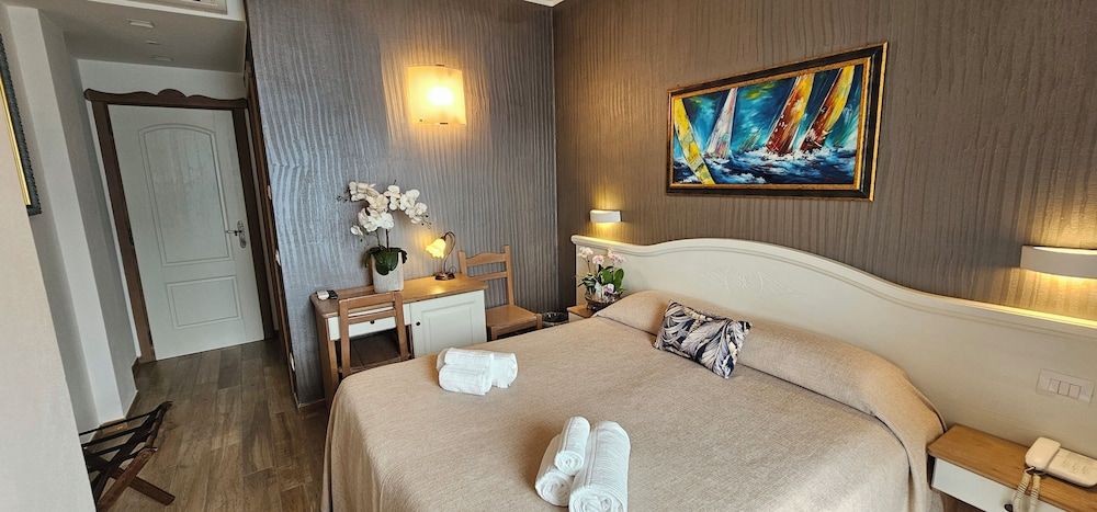 Double or Twin Room, Lake View (Small n.3)