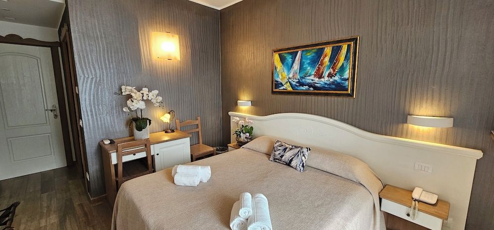 Double or Twin Room, Lake View (Small n.3)