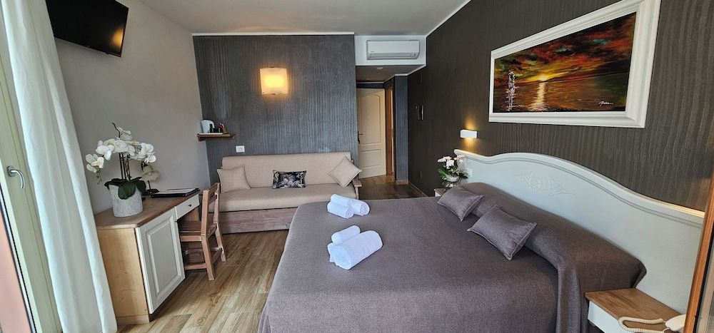 Superior Double or Twin Room, Lake View (King)