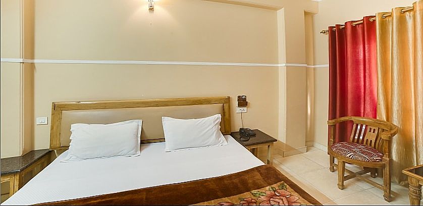 Hotel King Double Bed Non AC - 3rd Floor 3